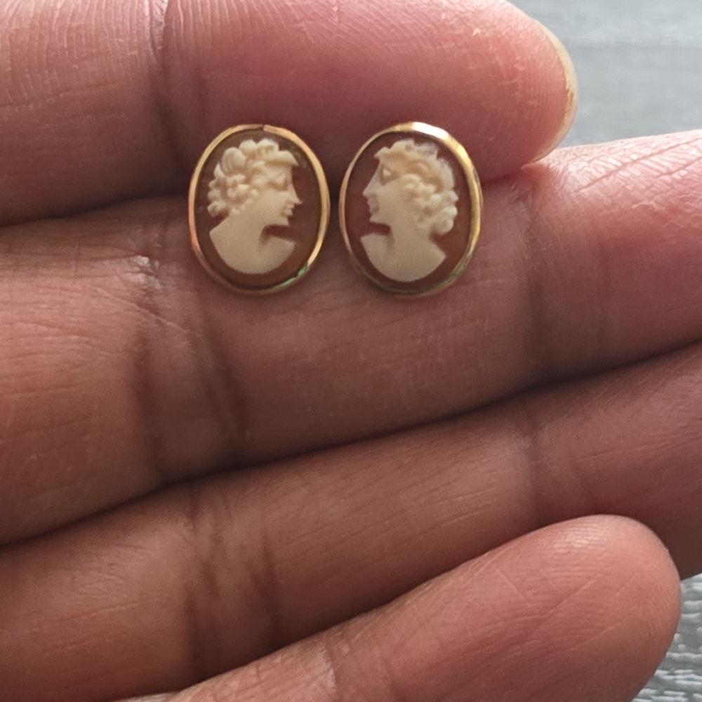 585 Elegant Gold and Cream Cameo Earrings